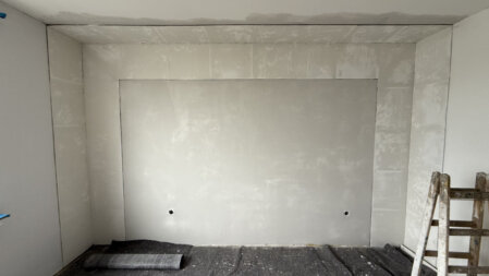 Schematische Darstellung des WDVS-Schichtenaufbaus an der Fassade