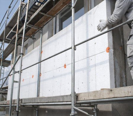 Schematische Darstellung des WDVS-Schichtenaufbaus an der Fassade